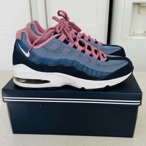 Nike Air Max 95 LE youth unisex size 7.0Y pink blue sneakers/Women’s S 8.5